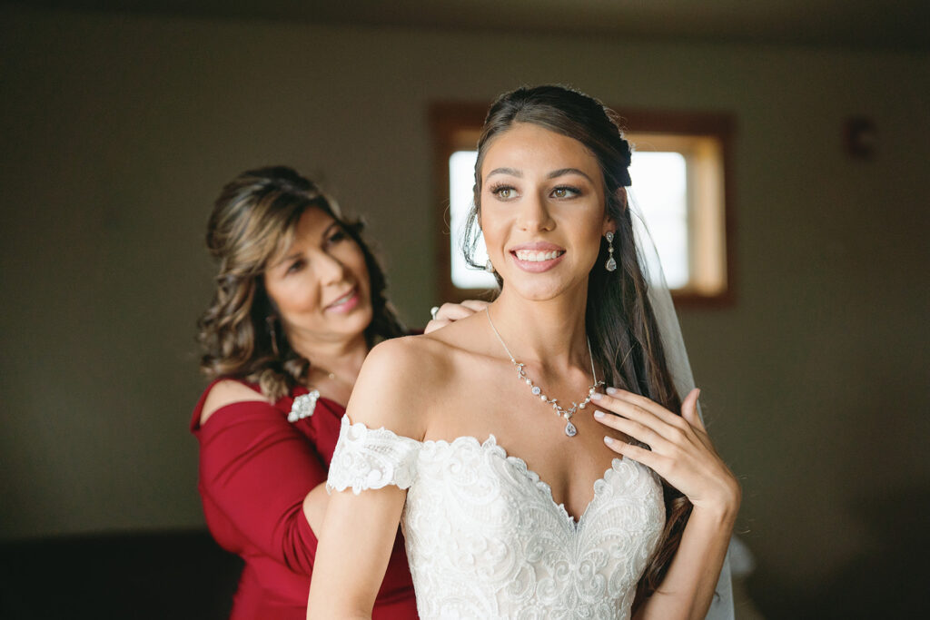 Best Boise wedding Venue Still Water Hollow Nampa Bride getting Ready